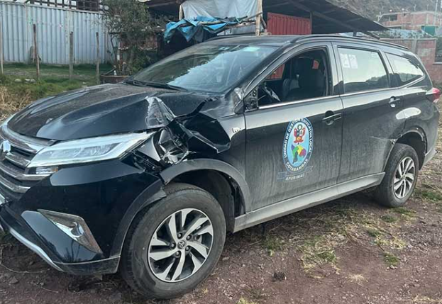 CONSEJERO JAIME OSORIO DENUNCIA CHOQUE DE MODERNA CAMIONETA DE LA UGEL COTABAMBAS
